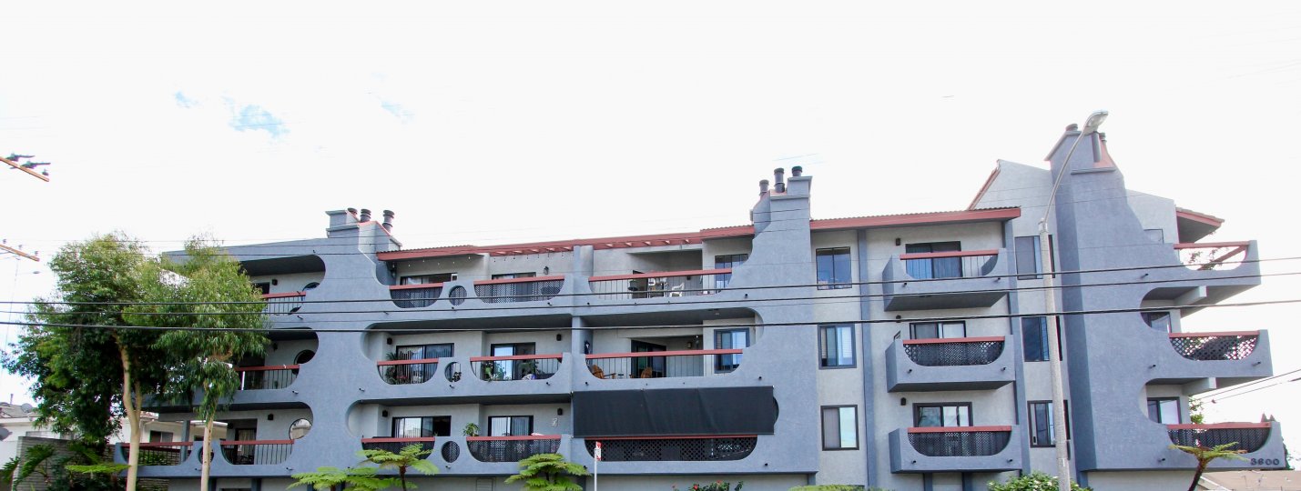 The side view of an apartment building that is located in Loma Linda, Long Beach, California.
