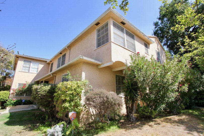 The view of Perlita Gardens I in Los Feliz, California