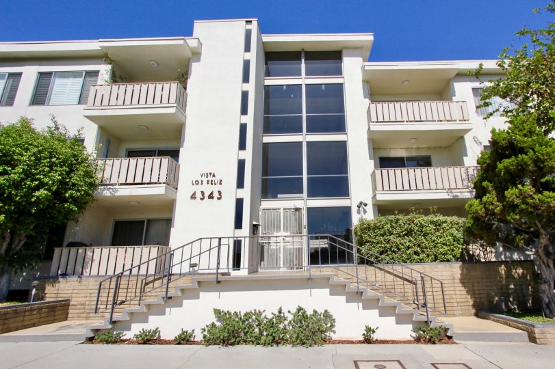 The entryway into Vista Los Feliz