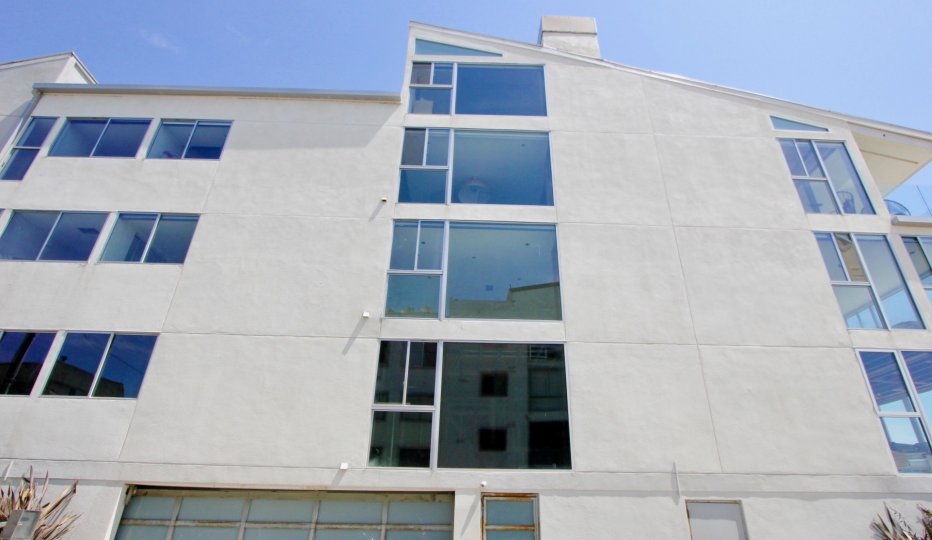 APARTMENT WITH THREE FLOORS AND GLASS WINDOWS WITH AN ENTRANCE GATE ANS THE SKY ALSO AVAILABLE AT THE MORNING TIME