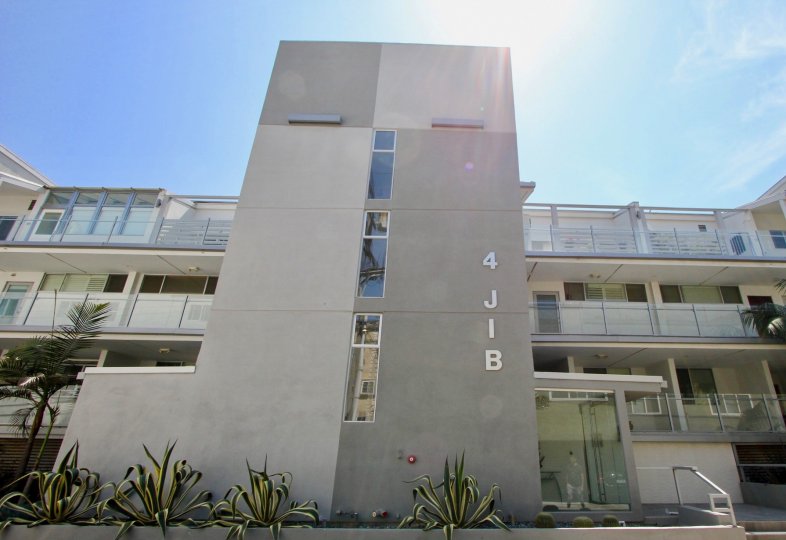 Sunny weather and Large gray building in 4 Jib in California