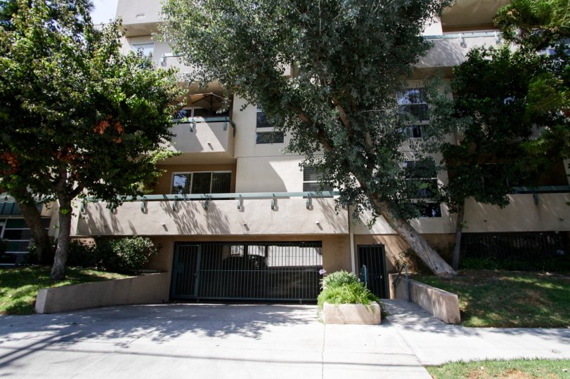The parking for 11225 Peach Grove St in North Hollywood