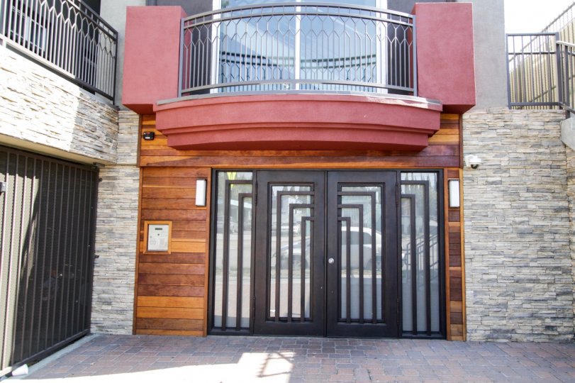 The entrance into Comenzar De Nuevo in North Hollywood
