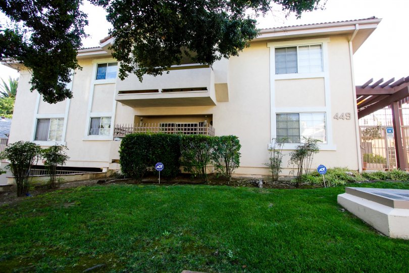 The yard in front of 449 N Catalina Ave in Pasadena, California