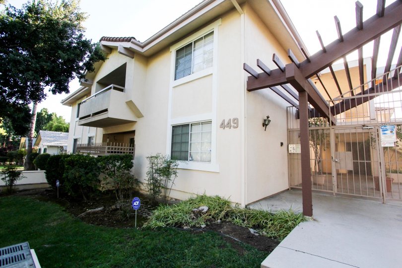 The structure of the building at 449 N Catalina Ave in Pasadena, California