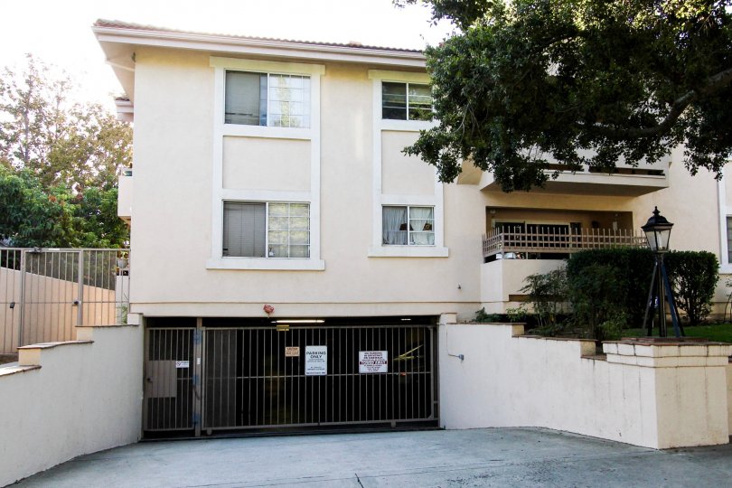 The garage for residents of 449 N Catalina Ave in Pasadena, California