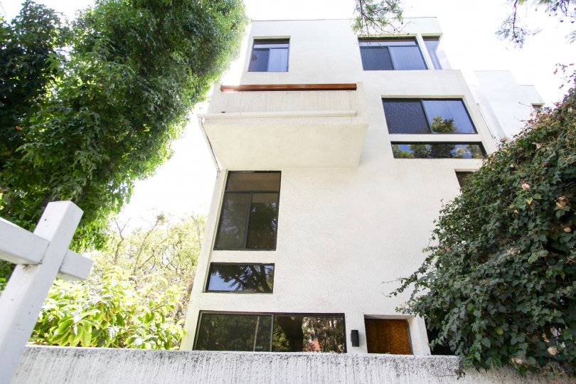 The windows in the building at 500 E Del Mar Blvd