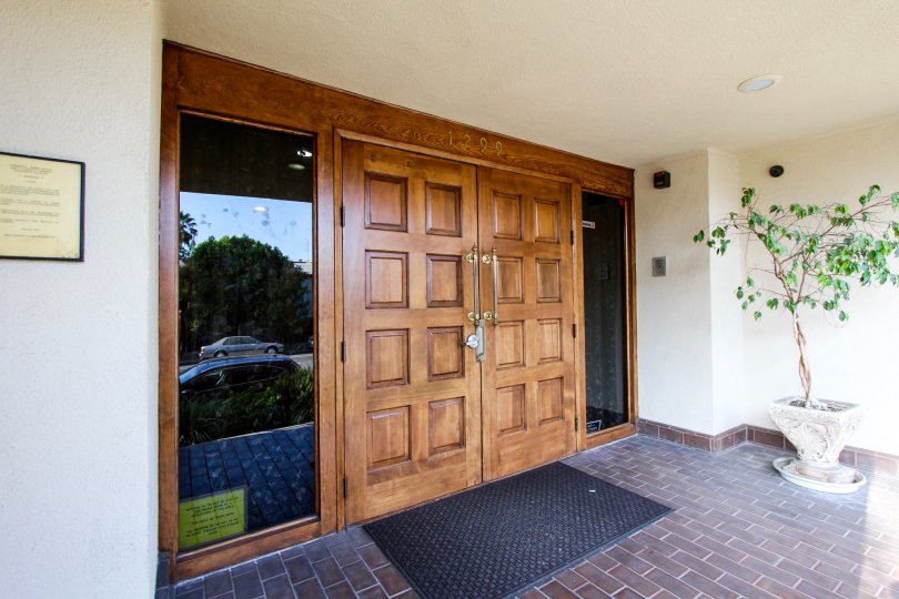 The entrance into Cordova Arms in Pasadena, California