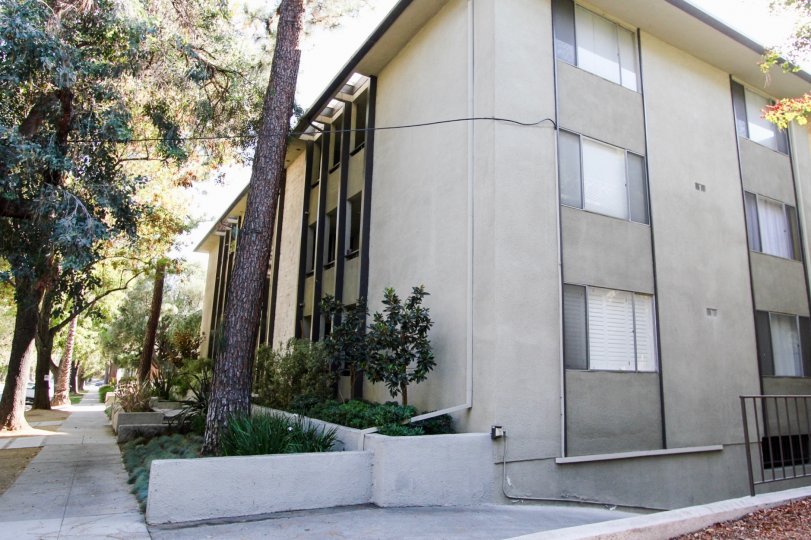 The view of Somerset House from the street in Pasadena, California