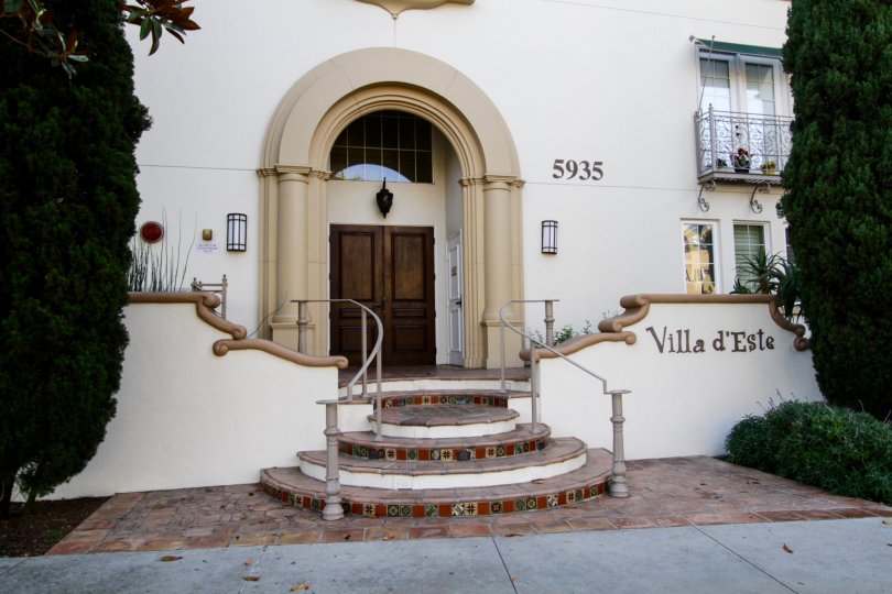 The entrance into Villa d Este Playa Vista