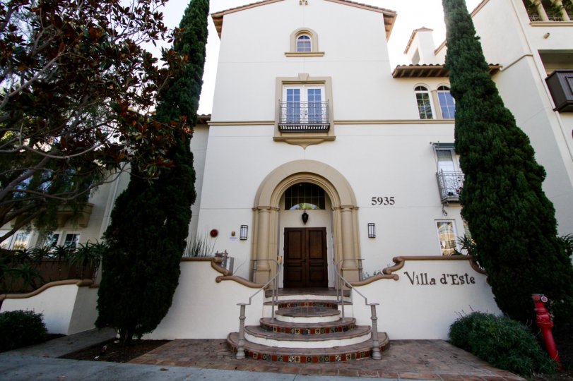 The entryway into Villa d Este Playa Vista
