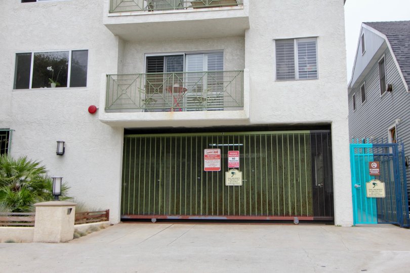 A House in 2721 2nd st which was covered with gate.