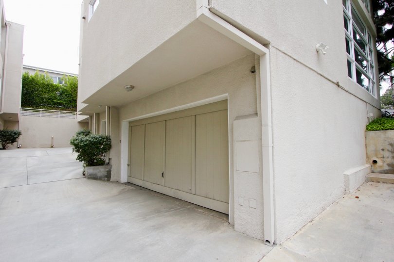 close shot of the garage of 650 pacific apartment, Santa Monica, California