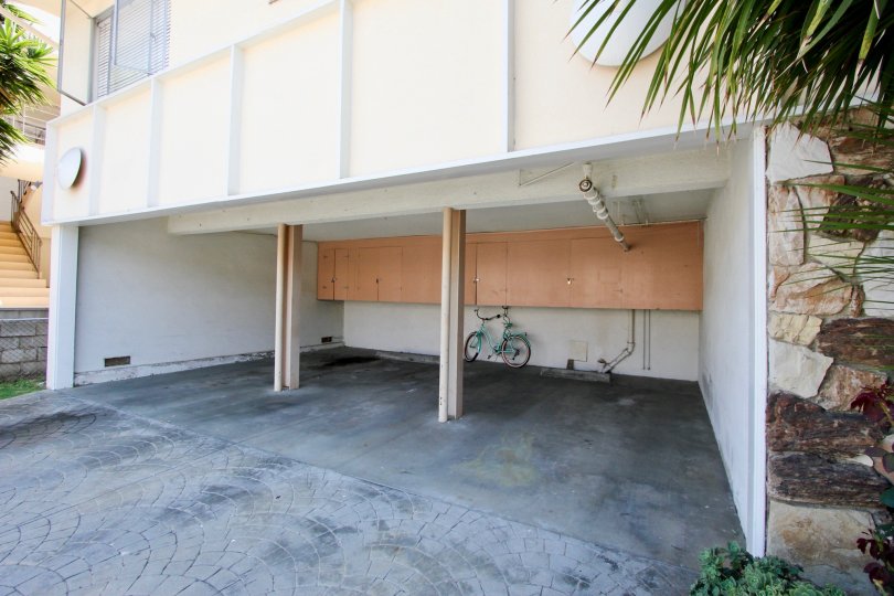 A white garage in the 908=912 6th St community with a bicycle