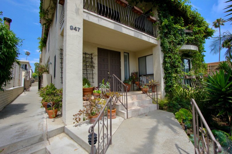 A beautiful house in santa monica it's decorated by flower pots.