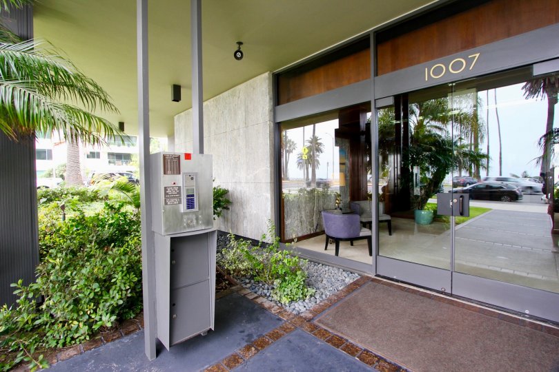 Day time of a building in the Boca Monica with glass door.