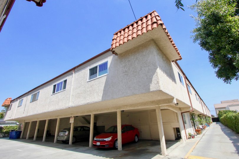 From the outside this house looks luxurious. It has been built with yellow pine wood and has oak wooden decorations. Small, rounded windows add to the overall style of the house and have been added to the house in a fairly asymmetrical pattern. The house 