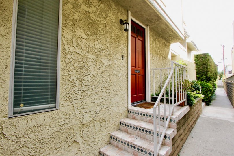 A sunny day at the front part of the Sierra Vista's community in Santa Monica, CA