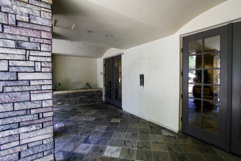 The doors to enter into 14242 Burbank Blvd in Sherman Oaks