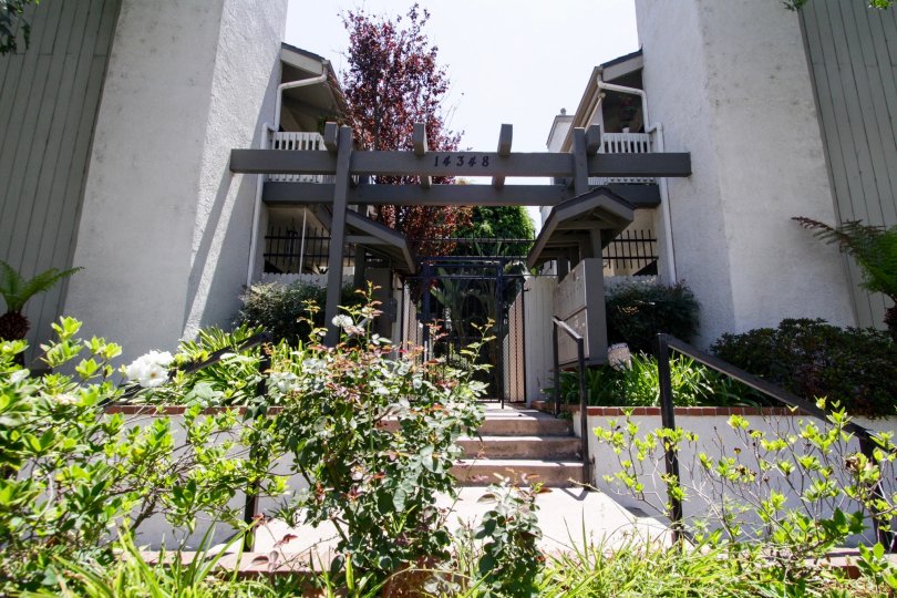 The décor entrance into 14348 Riverside Dr