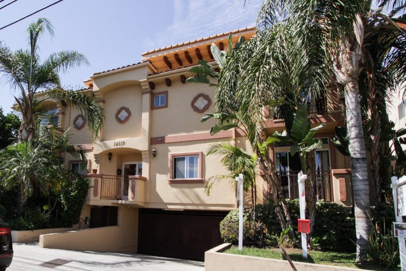 The building at 14819 Magnolia Blvd in Sherman Oaks