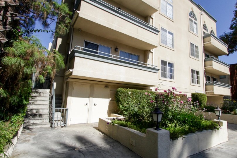 The side entrance up to 4426 Ventura Canyon Ave