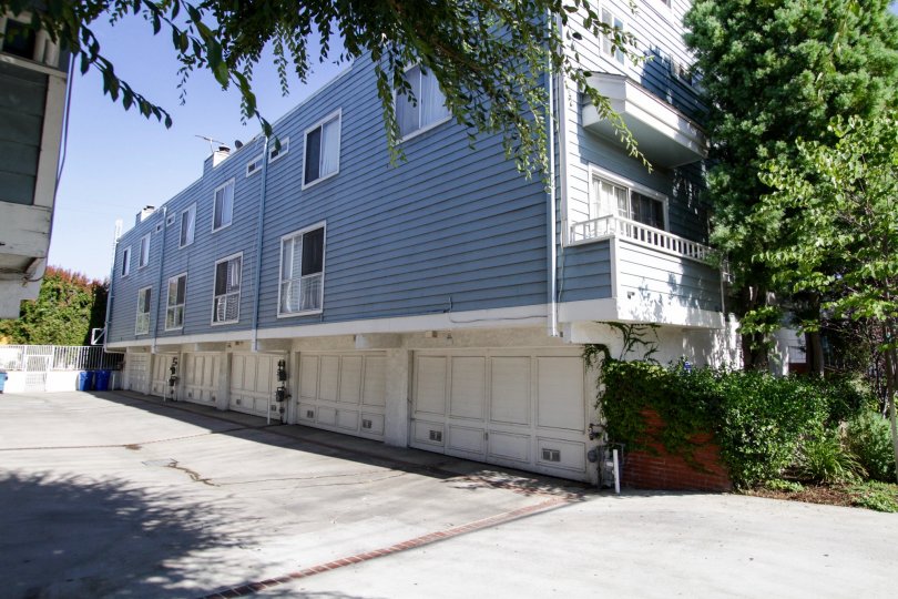 The parking at 5324 Kester Ave