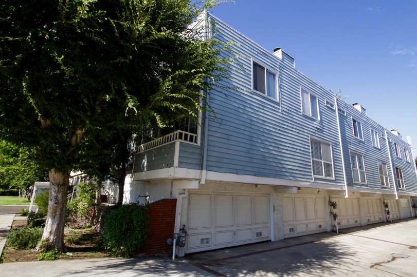 The building at 5324 Kester Ave in Sherman Oaks
