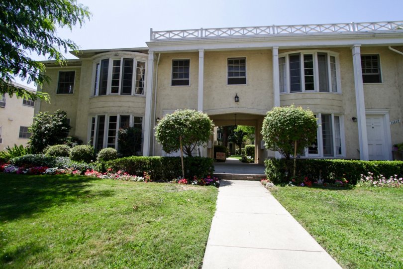 The landscaping at Colbath Townhomes Ave in Sherman Oaks