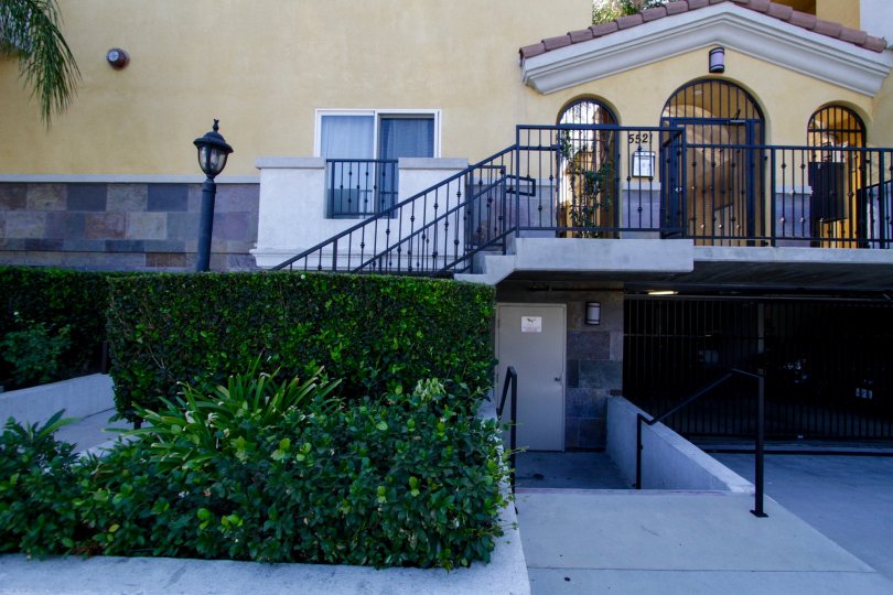 The entrance into Placita De Oro in Sherman Oaks