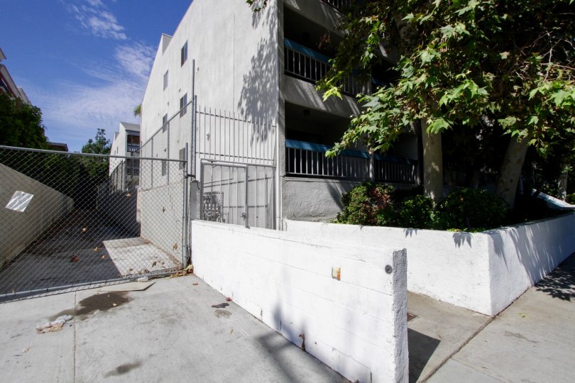 The sidewalk towards Sherman Oaks Villas
