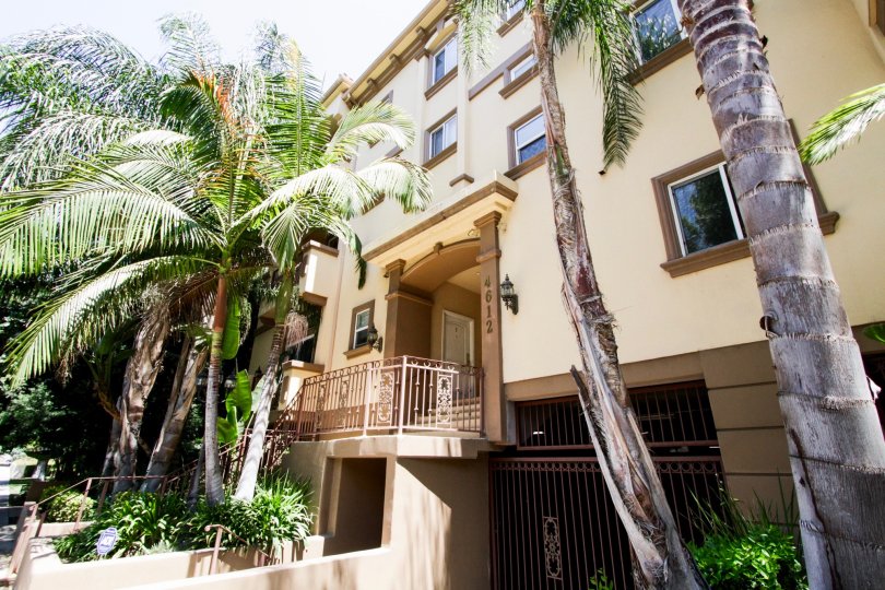 The view of the Villa at Vista Del Monte building in Sherman Oaks