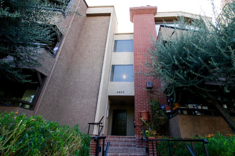The entrance into Willis Manor in Sherman Oaks