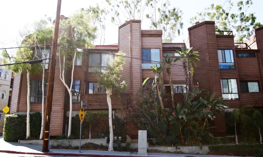 The building at 11901 Laurelwood Dr in Studio City