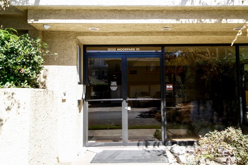 The entrance into 12152 Moorpark St in Studio City