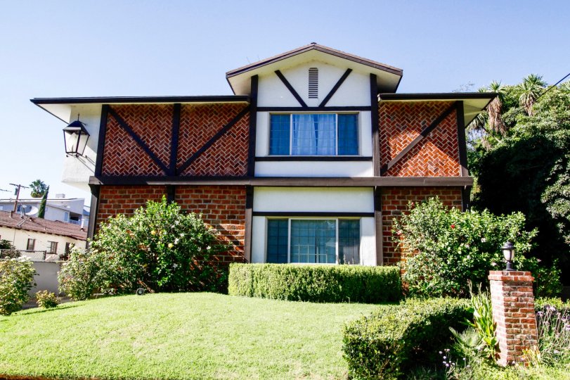 The building at 12803 Bloomfirld St in Studio City