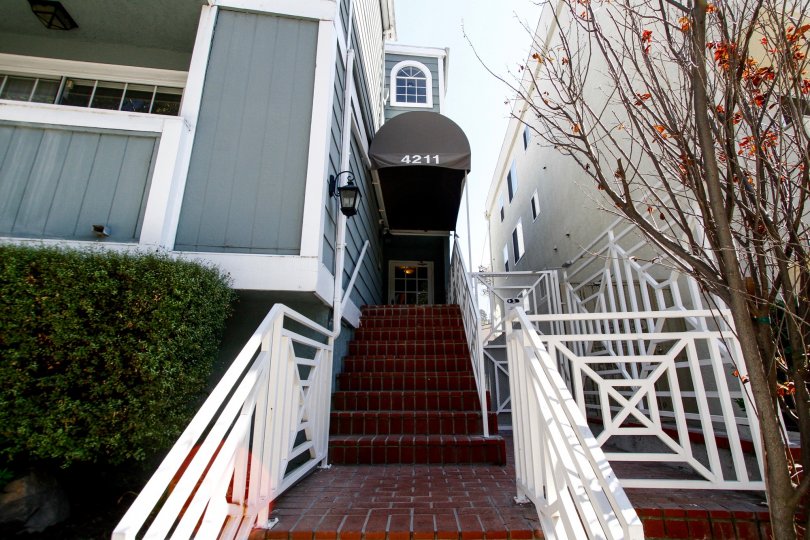 The main entrance into 4211 Arch Dr in Studio City