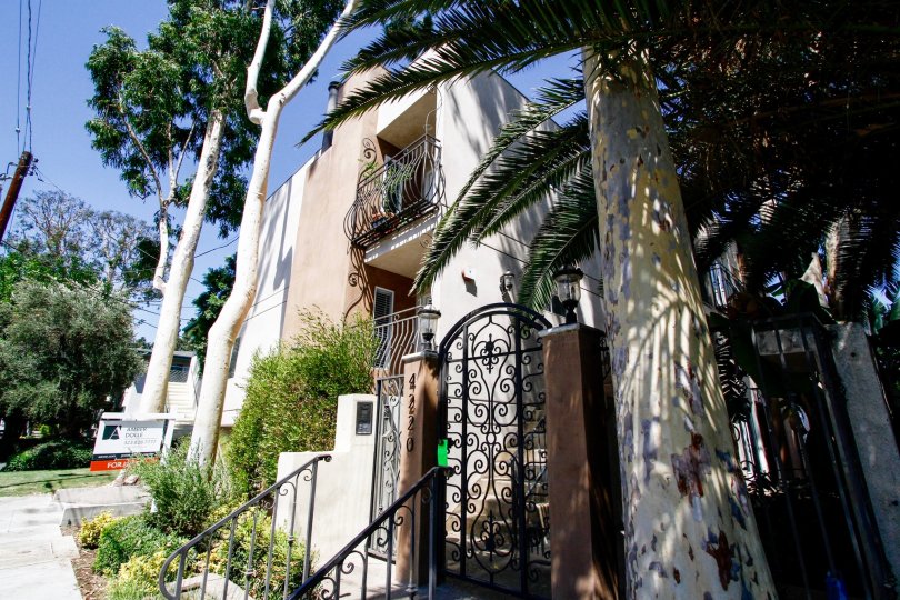 The entrance into 4220 Fair Ave in Studio City
