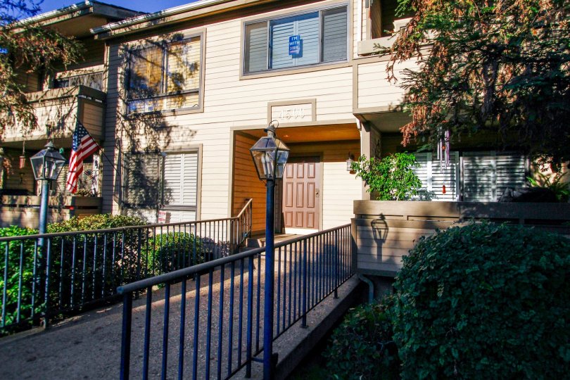 The walkway throughout 4500 Whitsett Ave in Studio City