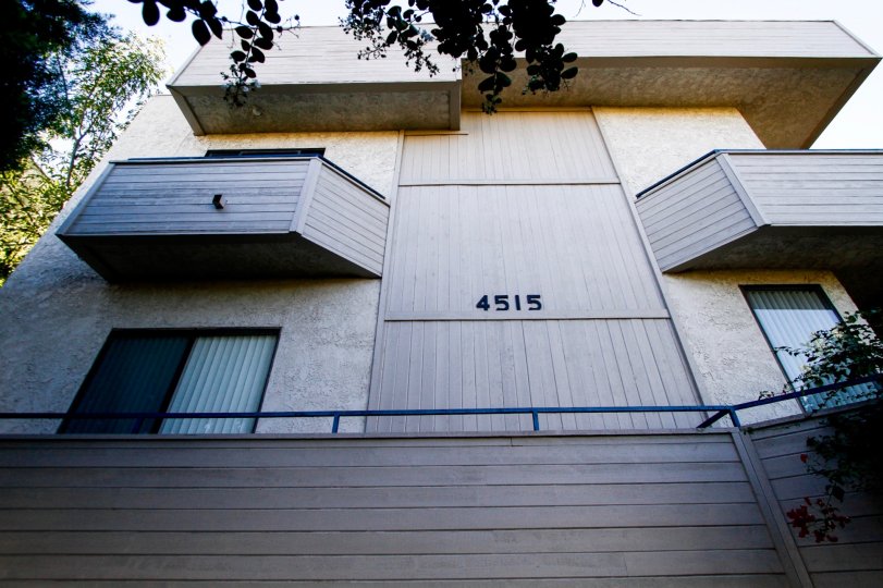 The address written on the buildilng at 4515 Coldwater Canyon Ave in Studio City