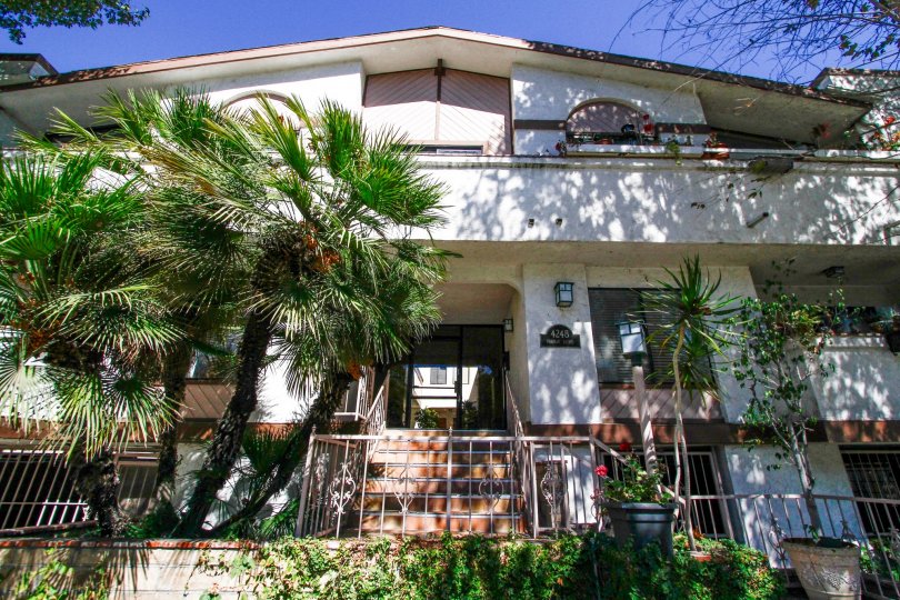 The entrance into Chateau Laurel in Studio City