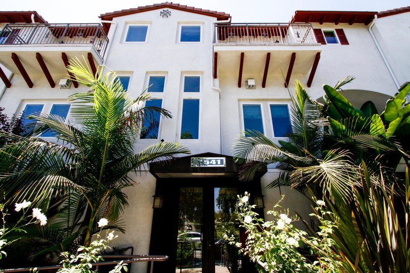 The entrance into Colfax Villas in Studio City