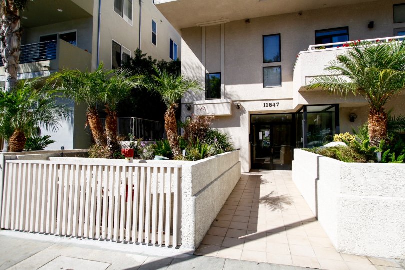 The entryway into Laurelwood Condos