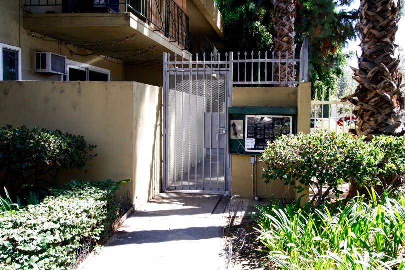 The side entrance into Studio City Villas in Studio City