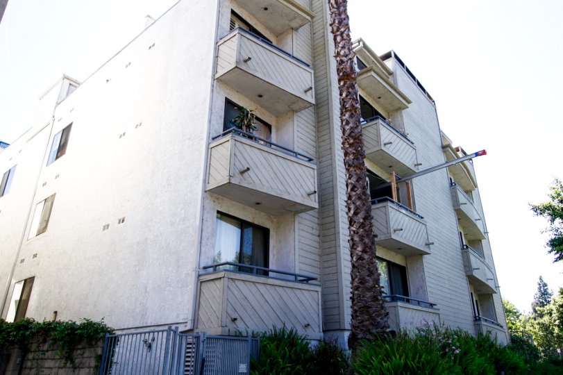 The architecture of the Valley View Plaza building in Studio City