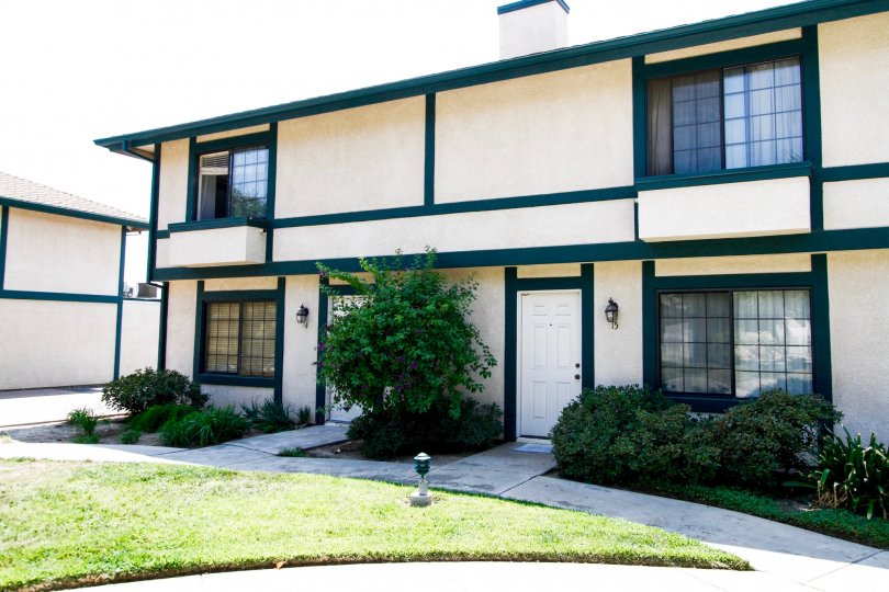 The entrance into Glenoaks Gardens unit