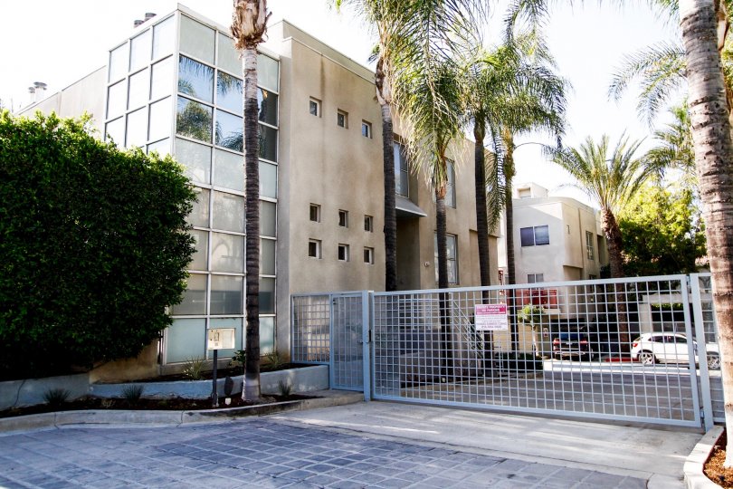 The building at 18215 Burbank Blvd