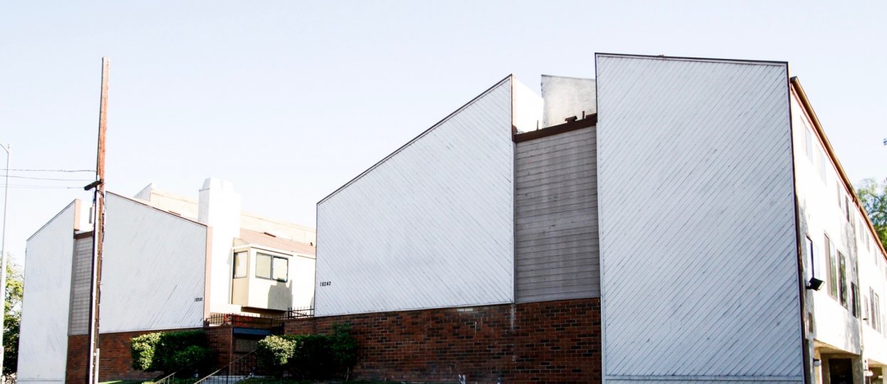 The Burbank Townhomes building in CA California