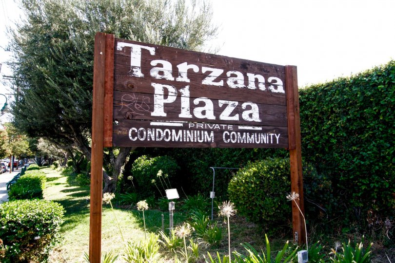 The sign welcoming you into Tarzana Plaza in CA California