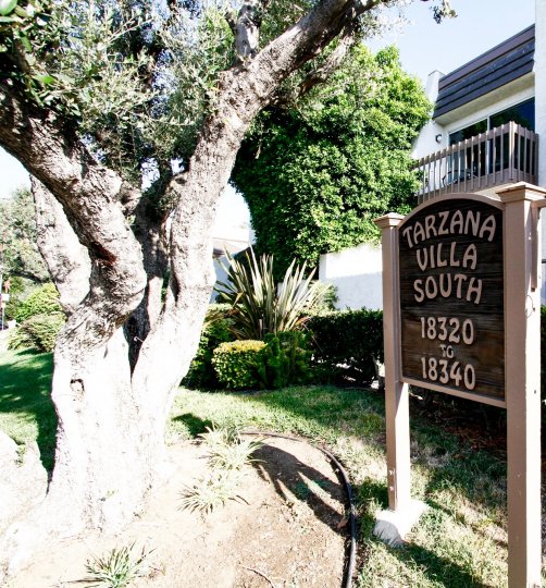 The sign announcing Tarzana Villas South